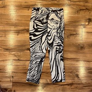 Lululemon swift speed, high rise, cropped 21 inches size 6